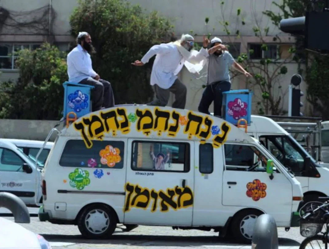 Hassidim breslev dansant sur un camion Na Nah Nahma Nahman Meouman
