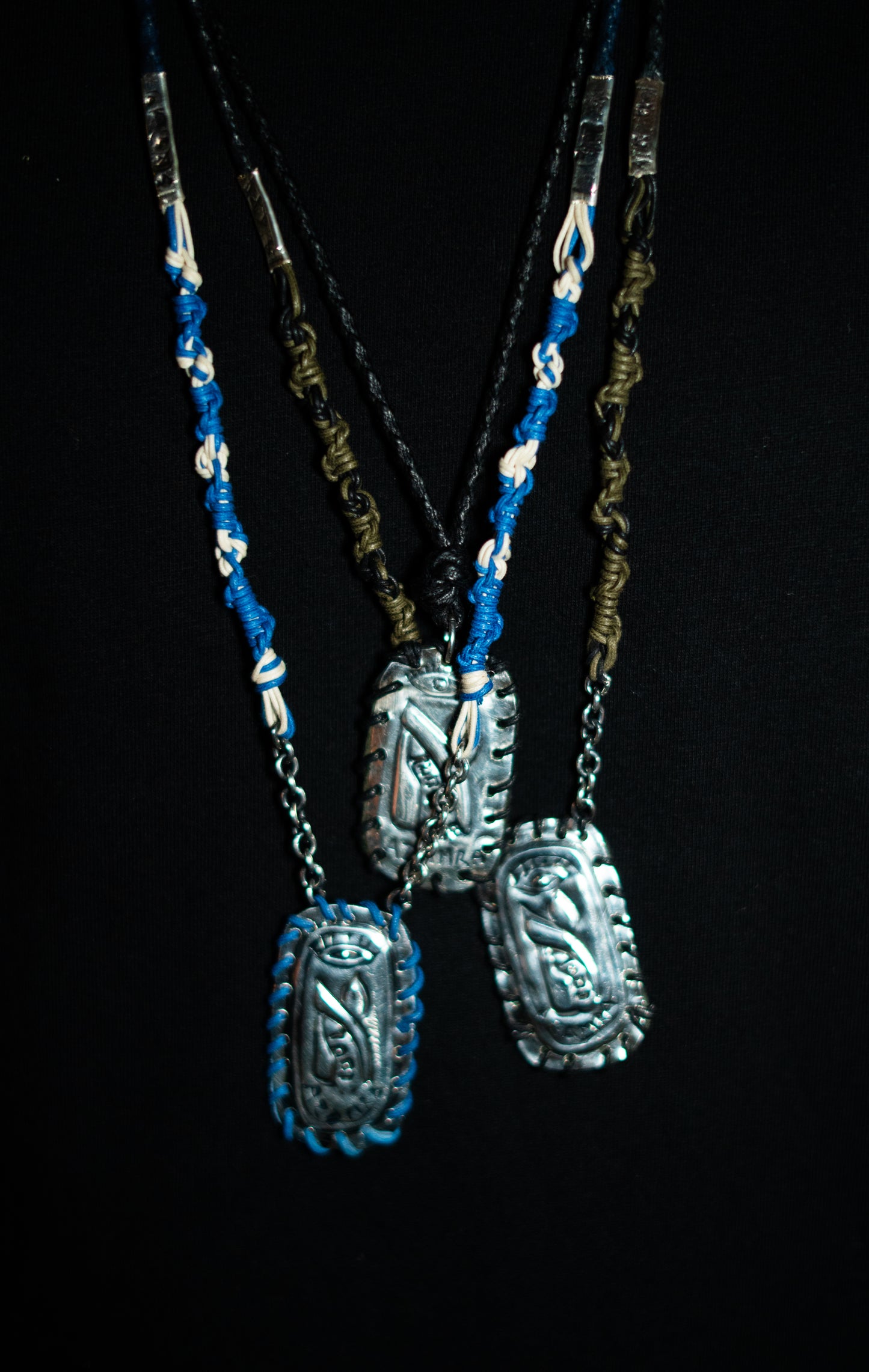 Vue des trois colliers Petek Breslev : Petek Tsitsit bleu, Petek Tsitsit kaki et modèle noir classique – bijoux spirituels avec ségoula de Rabbi Nahman