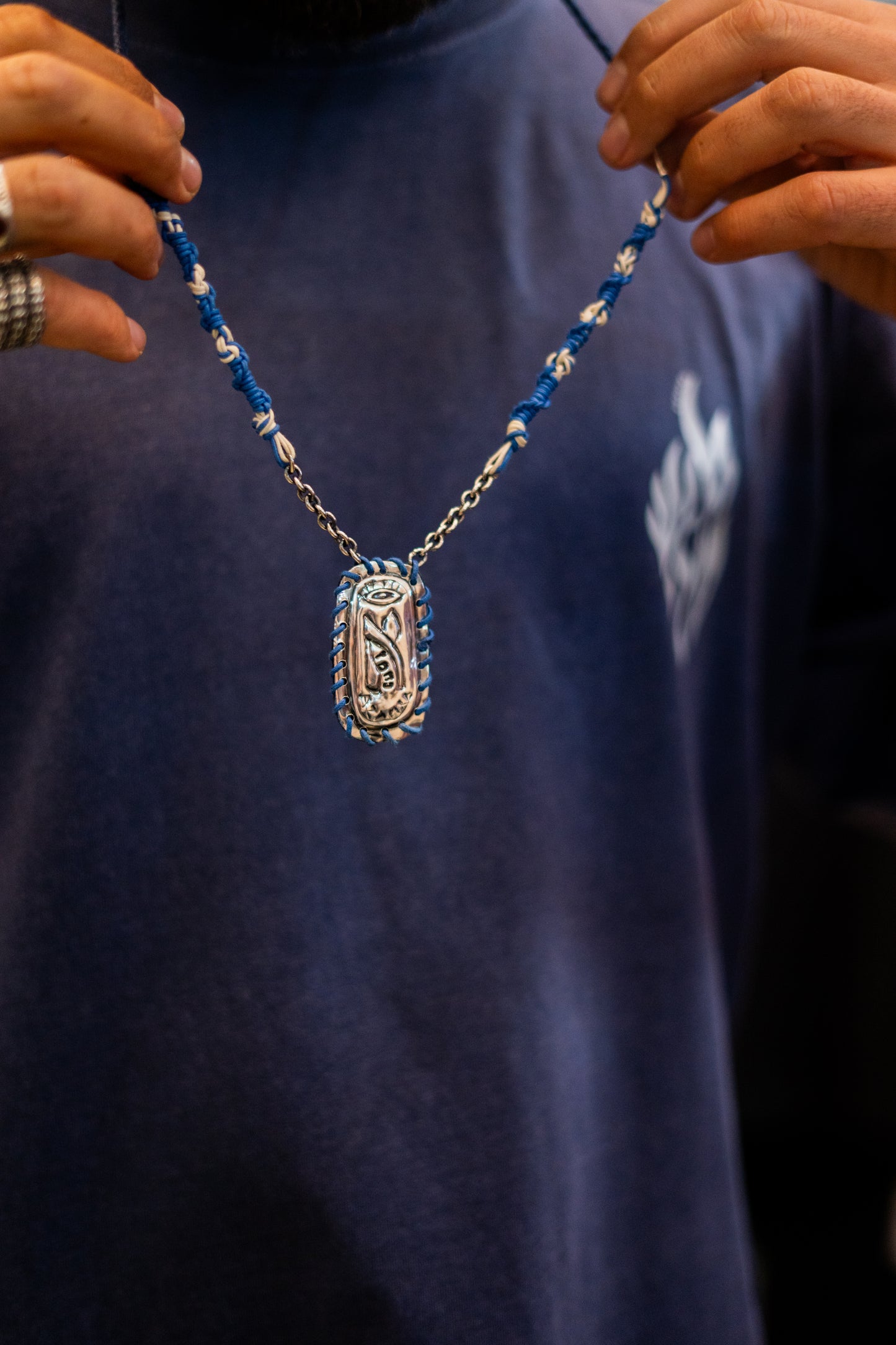 Homme portant un collier Petek Tsitsit bleu avec fils de Téhelet – bijou spirituel Breslev avec ségoula de Rabbi Nahman