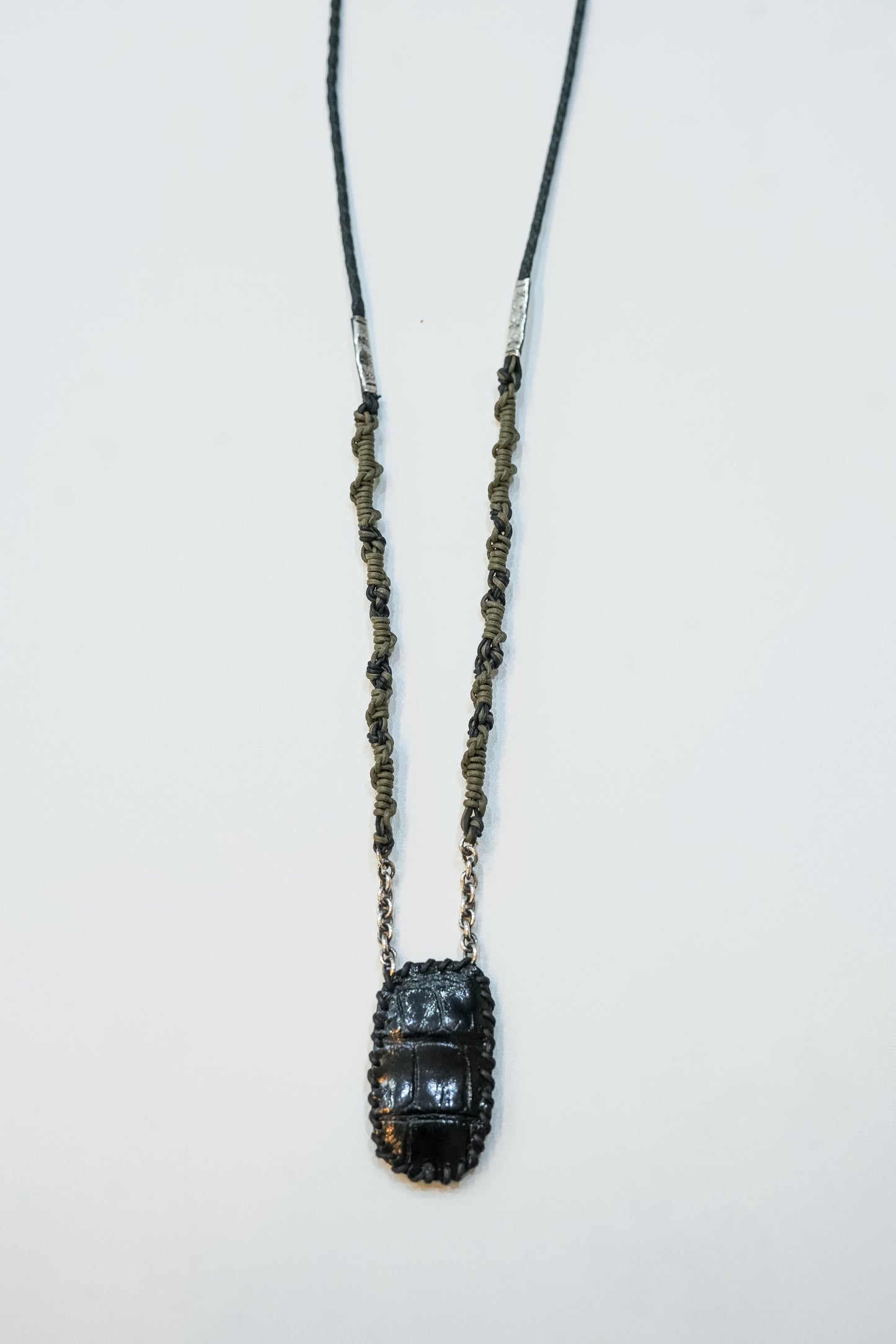 Dos du collier Petek Tsitsit kaki – revêtement croco noir, bijou spirituel Breslev avec Petek de Rabbi Nahman