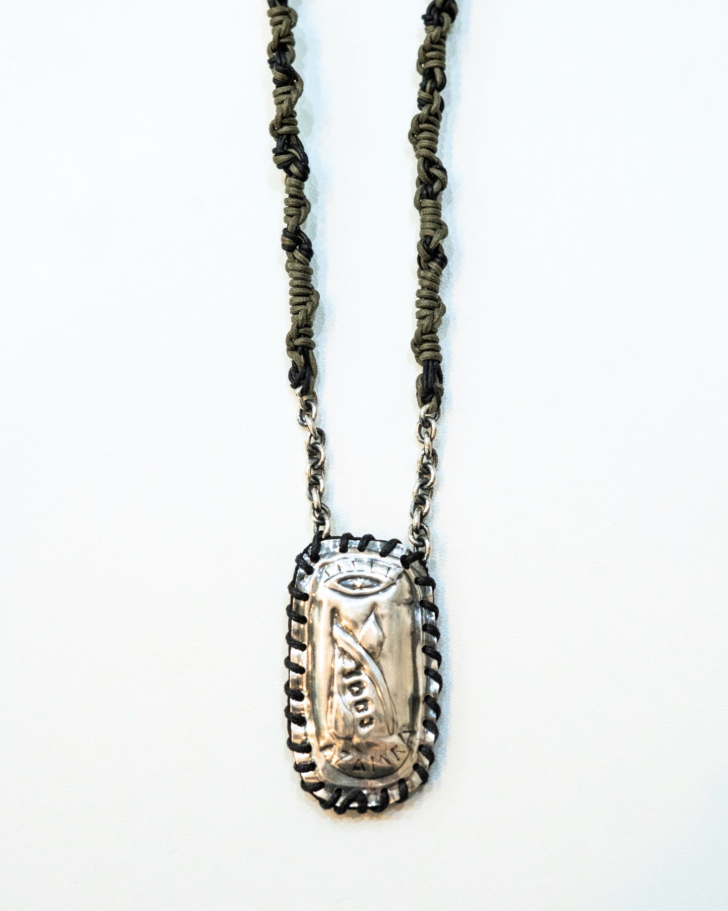 Collier Petek Tsitsit kaki vu de face – plaque en métal argenté gravée Azamra Nahman, ségoula de Rabbi Nahman de Breslev