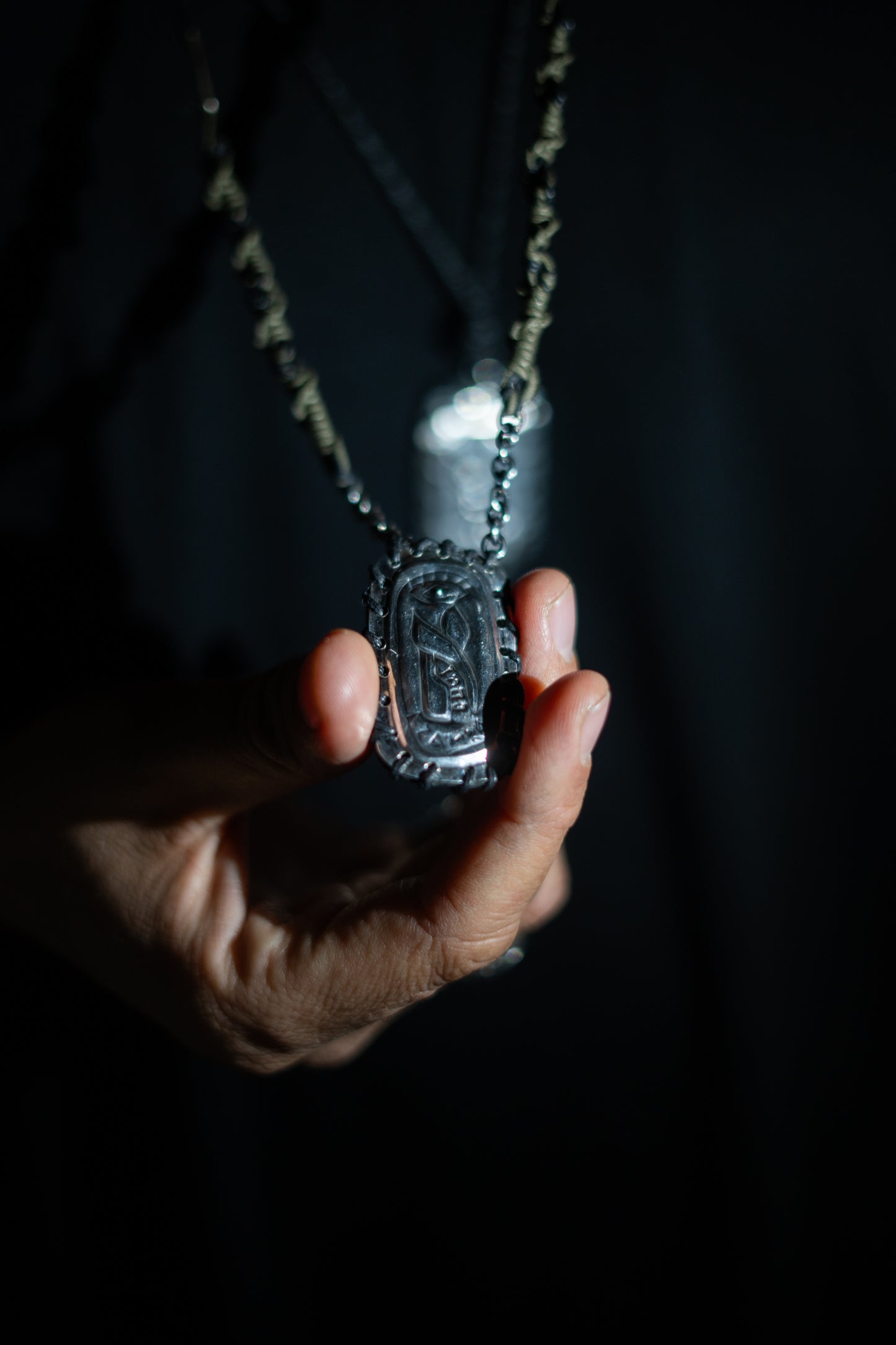 Collier Petek Tsitsit kaki vu de face – plaque en argent Azamra Nahman et tsitsit noués 10-5-6-5 selon la Halakha