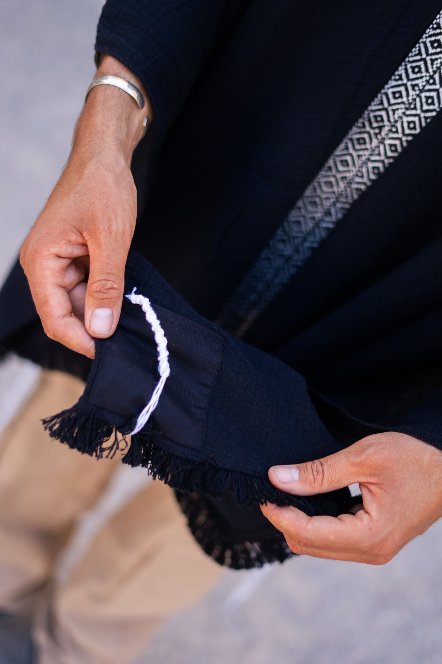 Tsitsit rangé dans une poche discrete