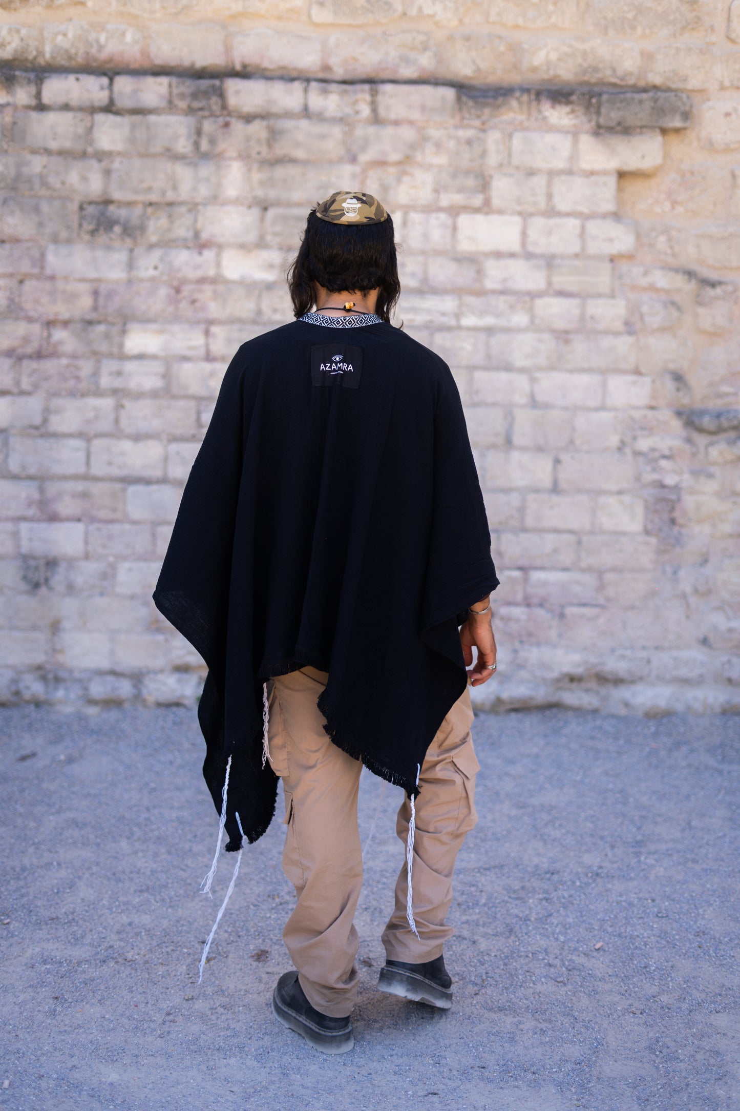 Breslev avec un poncho tsitsit a jerusalem