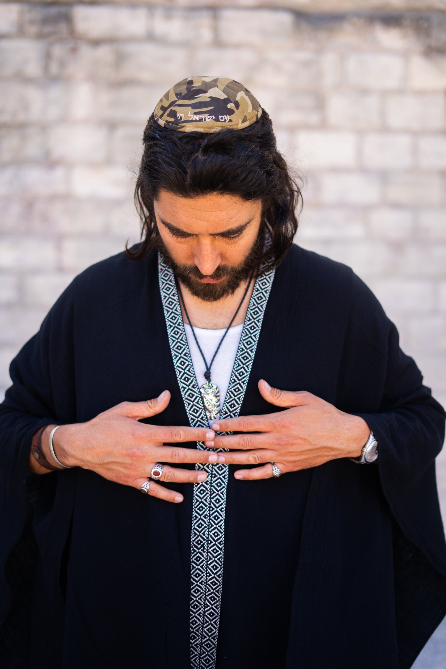 Homme juif religieux breslev avec un poncho tsitsit