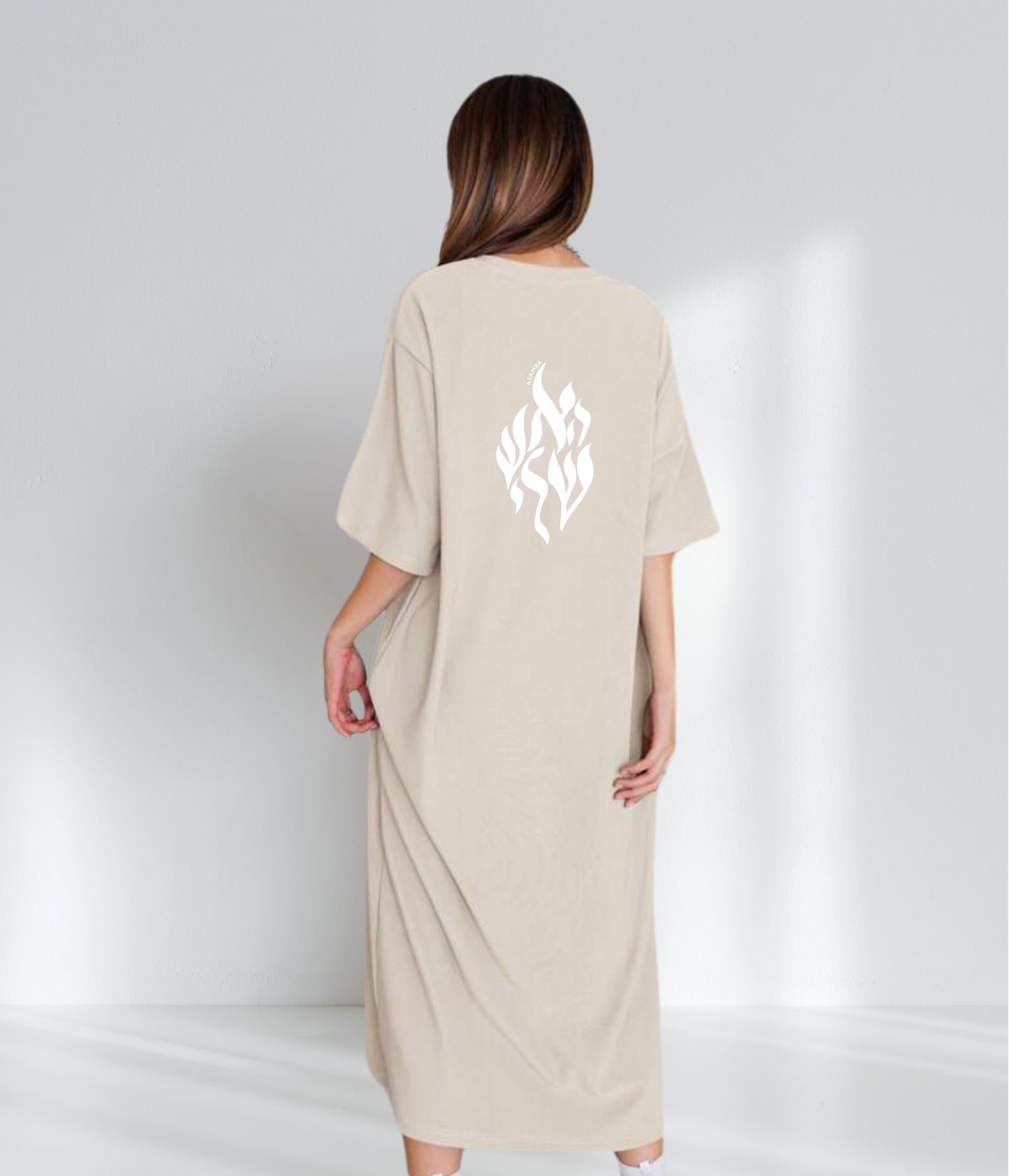 Robe t-shirt tsniout beige vue de dos, logo Aesh Sheli en grand, coupe modeste et oversize – Azamra148