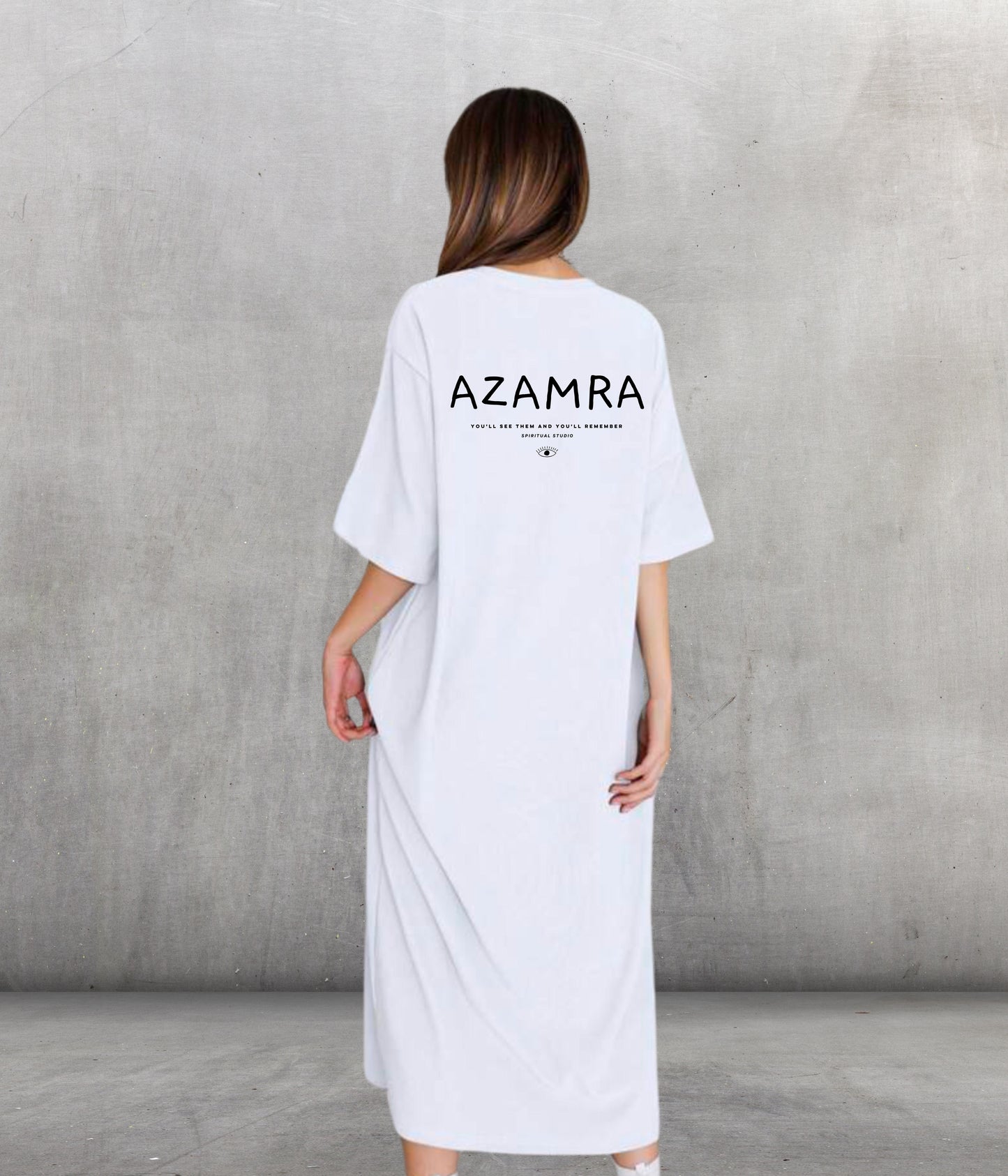 Robe t-shirt blanche Azamra avec grand logo noir streetwear et œil de la Torah dans le dos, coupe tsniout oversize
