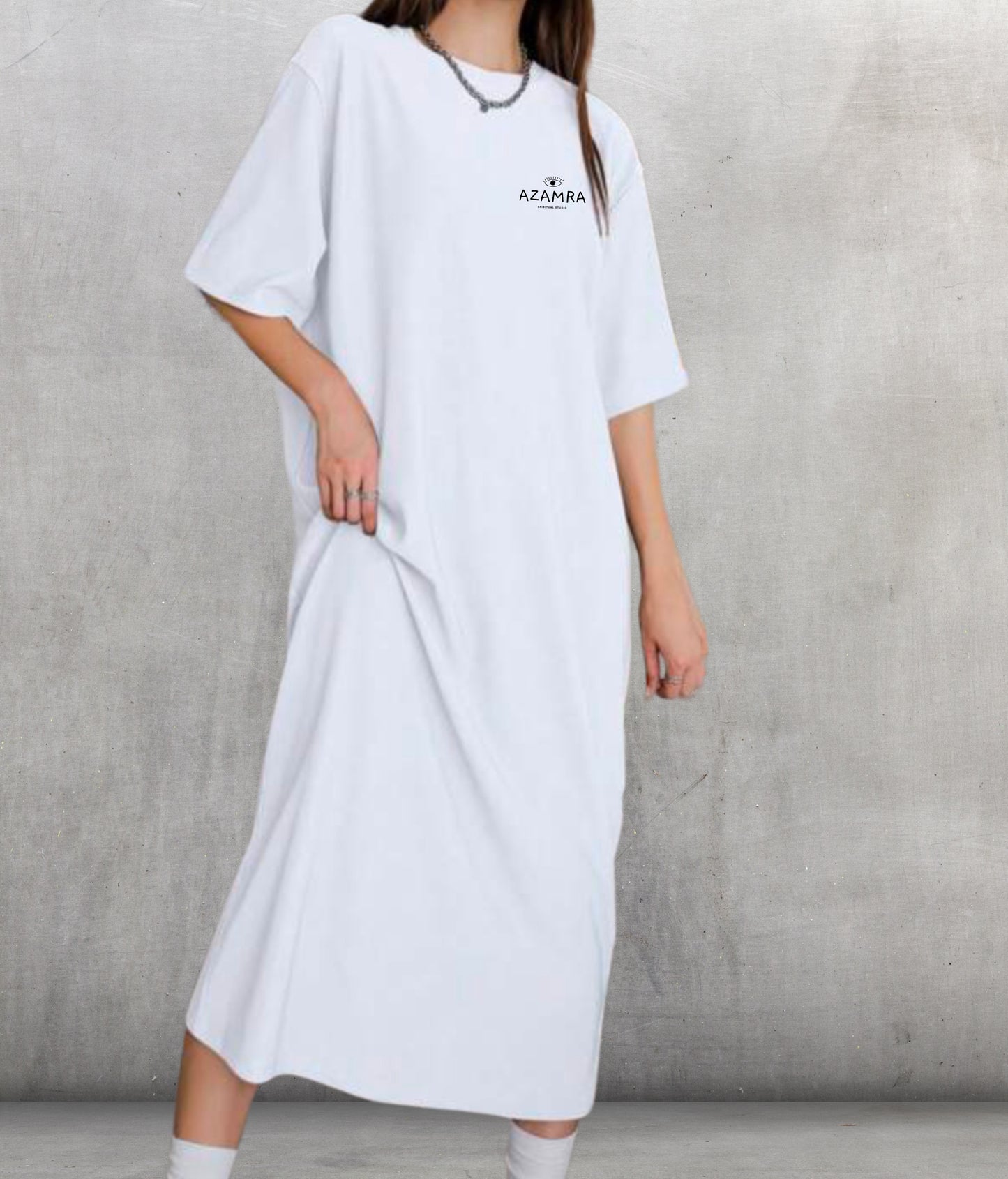 Robe t-shirt tsniout blanche Azamra, coupe oversize, manches au coude, col rond fermé, logo œil de la Torah côté cœur