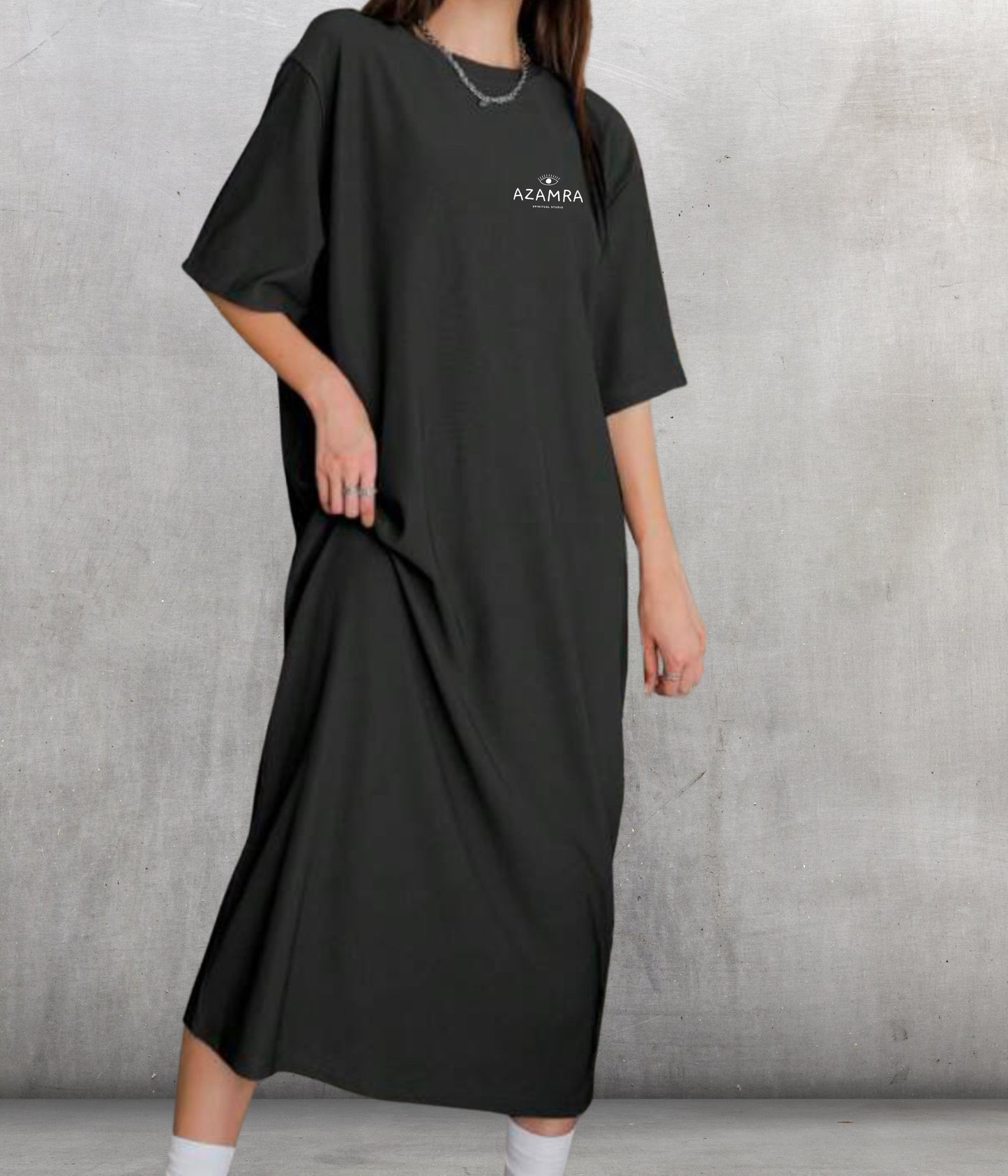 Robe t-shirt tsniout noire Azamra, coupe oversize, manches au coude, col rond fermé, logo œil de la Torah côté cœur