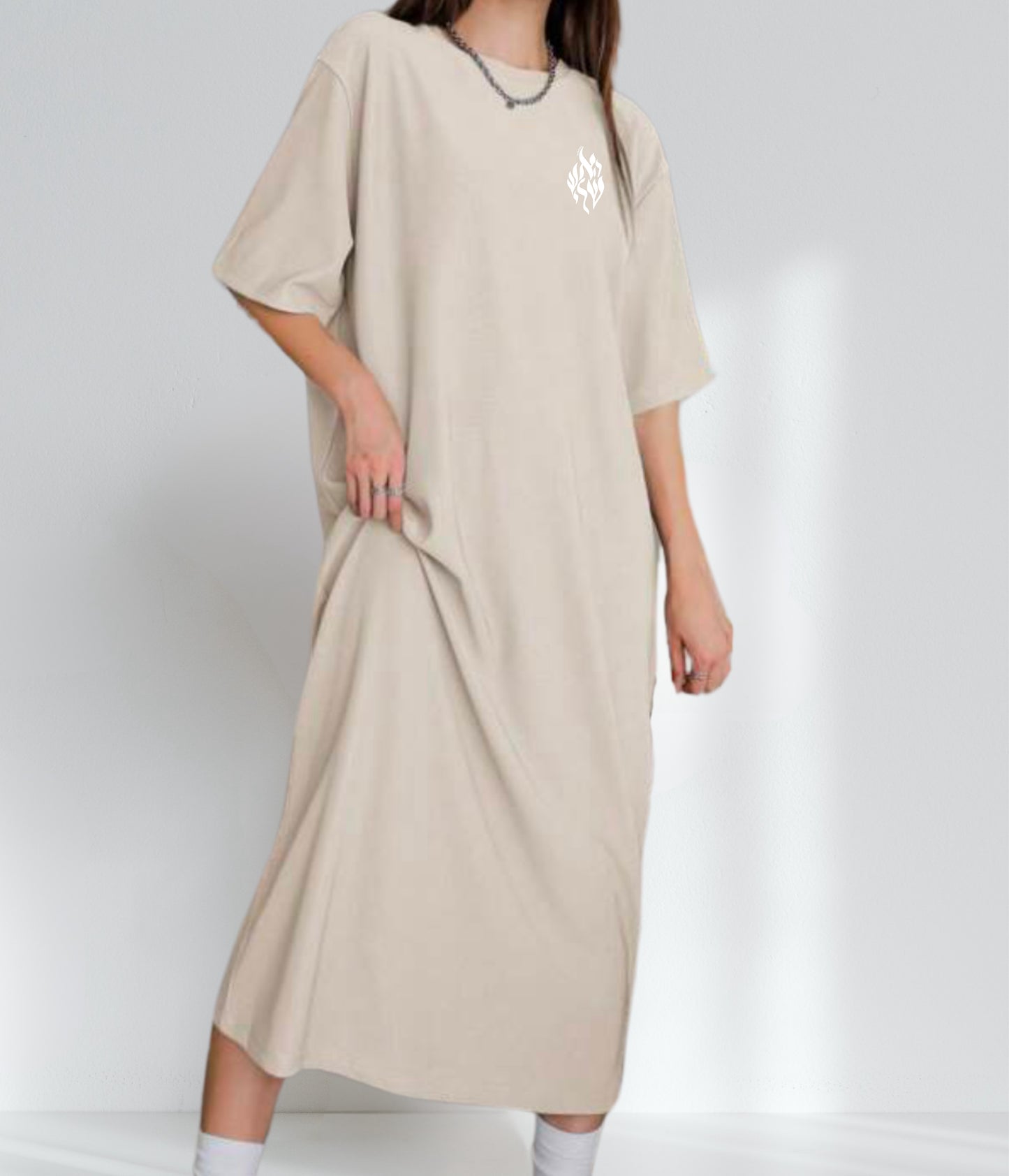 Robe tsniout beige vue de face, col rond, manches longues, logo cœur Aesh Sheli chez Azamra148