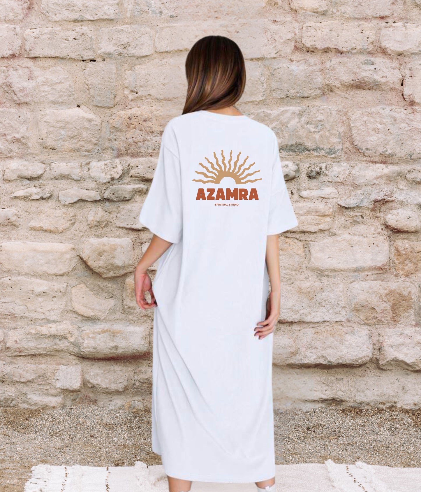 Dos de la robe Shemesh blanche, grand logo soleil illustré, design bohème