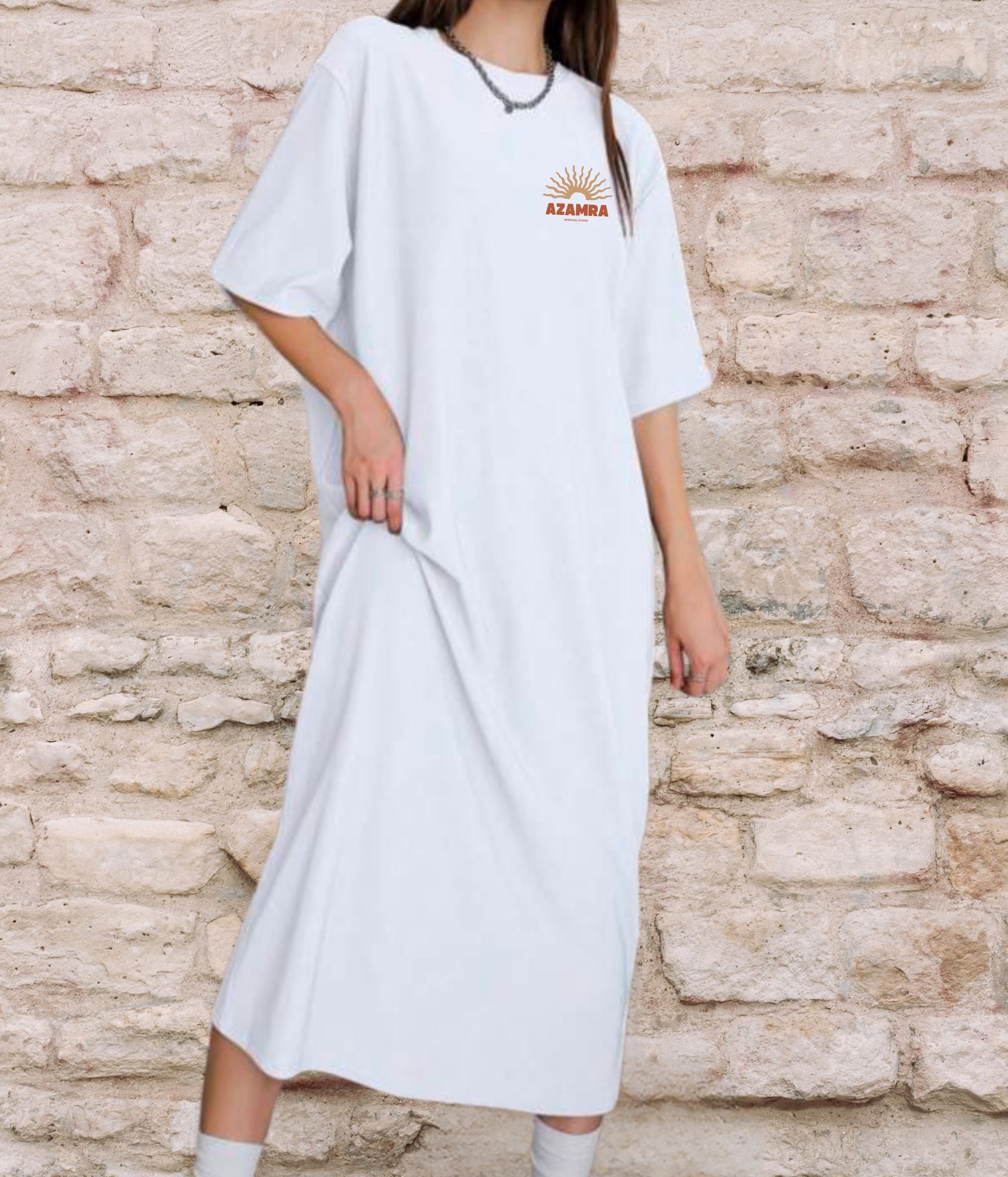 Robe tsniout Shemesh blanche, logo soleil discret à l’avant, coupe t-shirt oversize