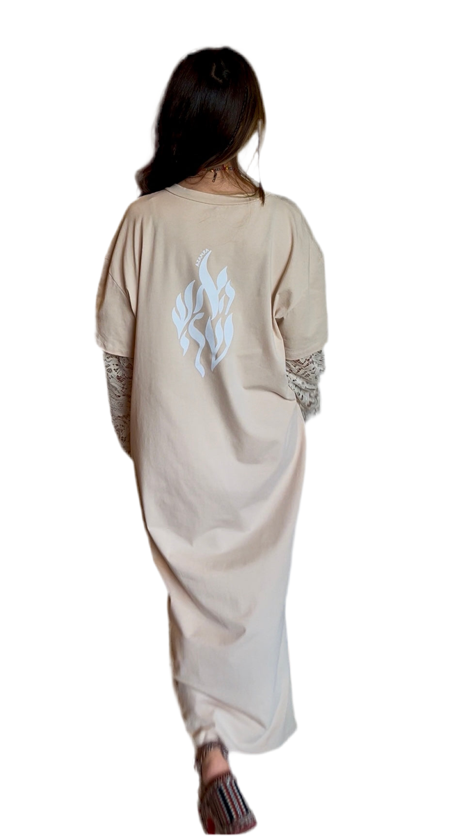 Robe tsniout beige Aesh Sheli avec grand logo imprimé et manches longues dentelle