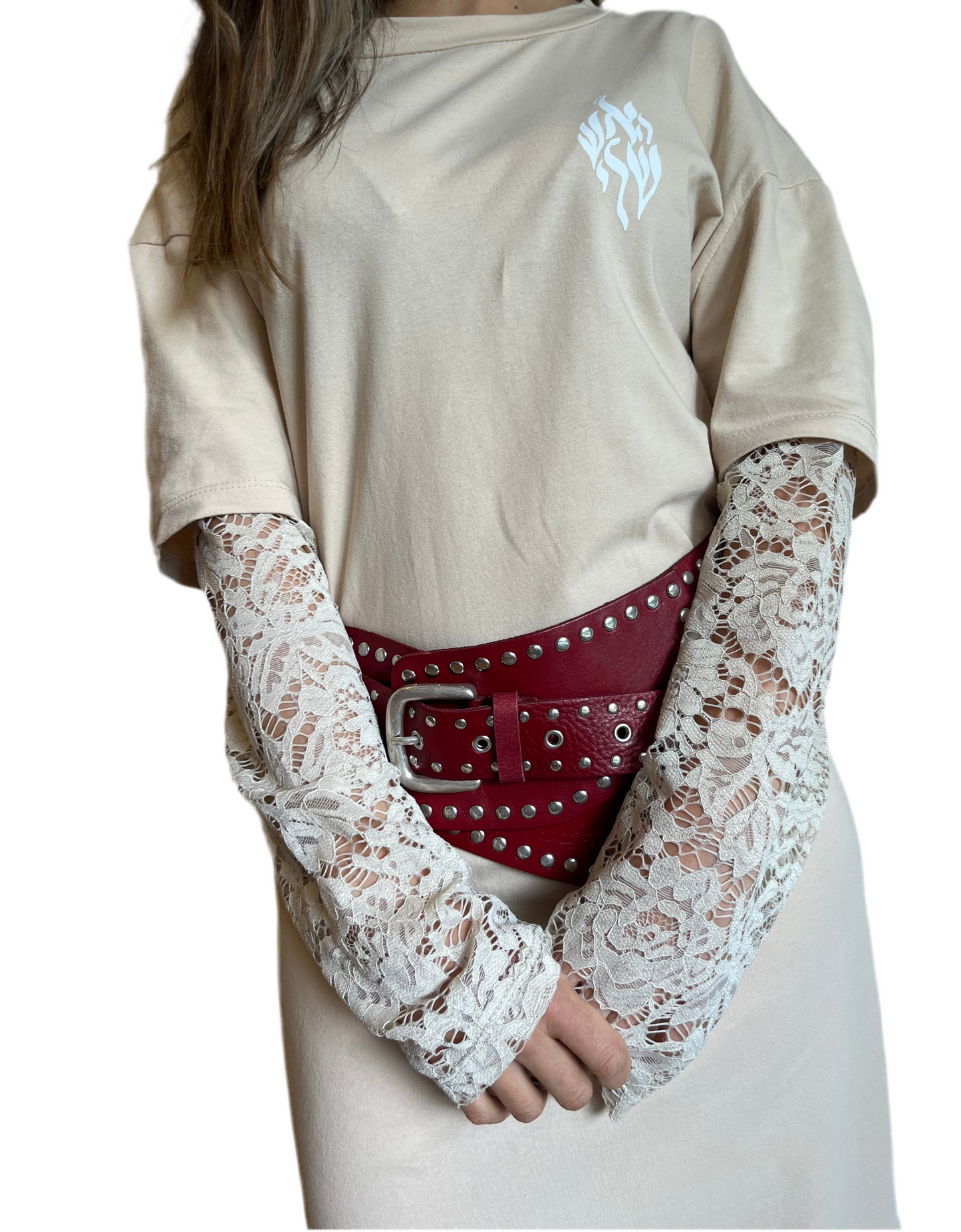 Robe Aesh Sheli beige, style tsniout, manches dentelle, petit logo format cœur