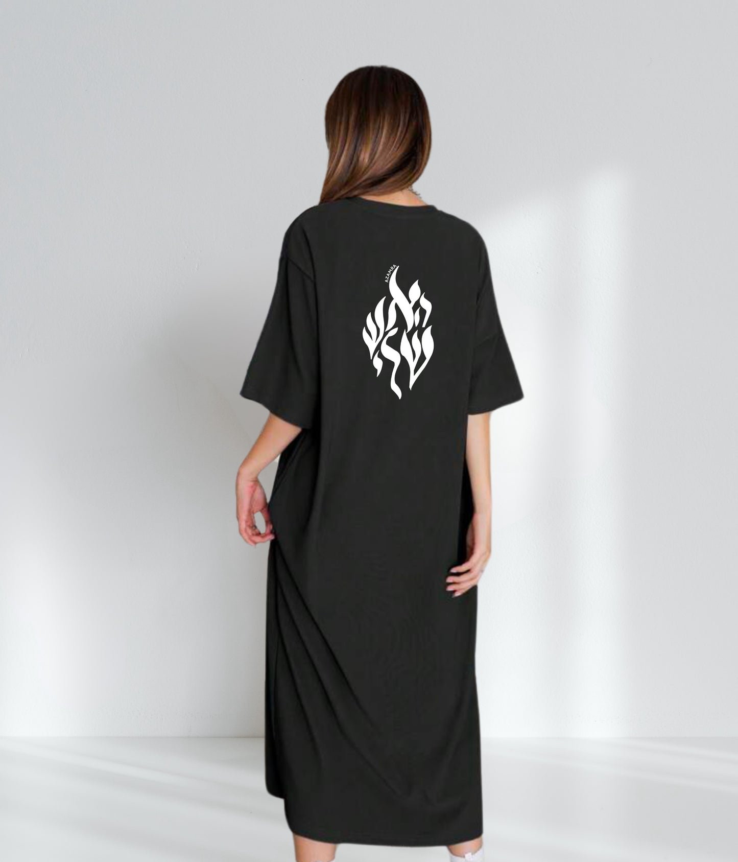 Robe t-shirt tsniout noire vue de dos, logo Aesh Sheli grand format, longueur sous genou chez Azamra148