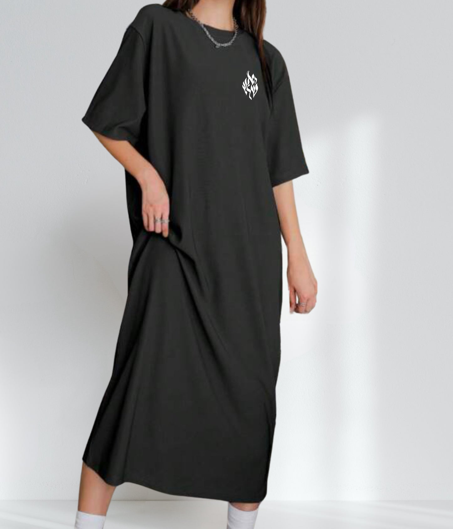 Robe tsniout noire vue de face, col rond, manches au coude, logo cœur Aesh Sheli – Azamra148