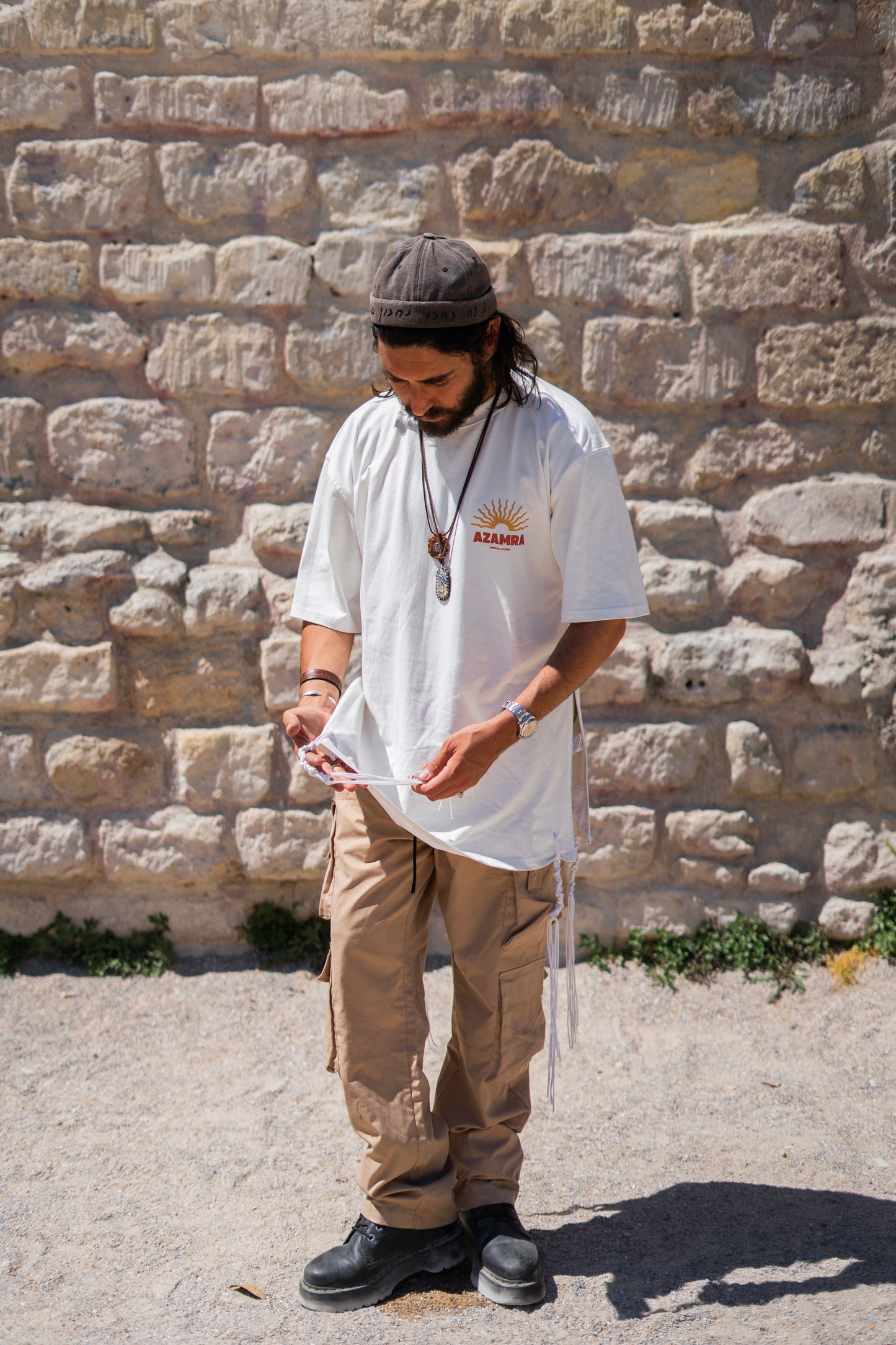 T-shirt oversize avec tsitsit, Talith Katan Shemesh ivoire – vue de face avec logo soleil cœur ambiance bohème