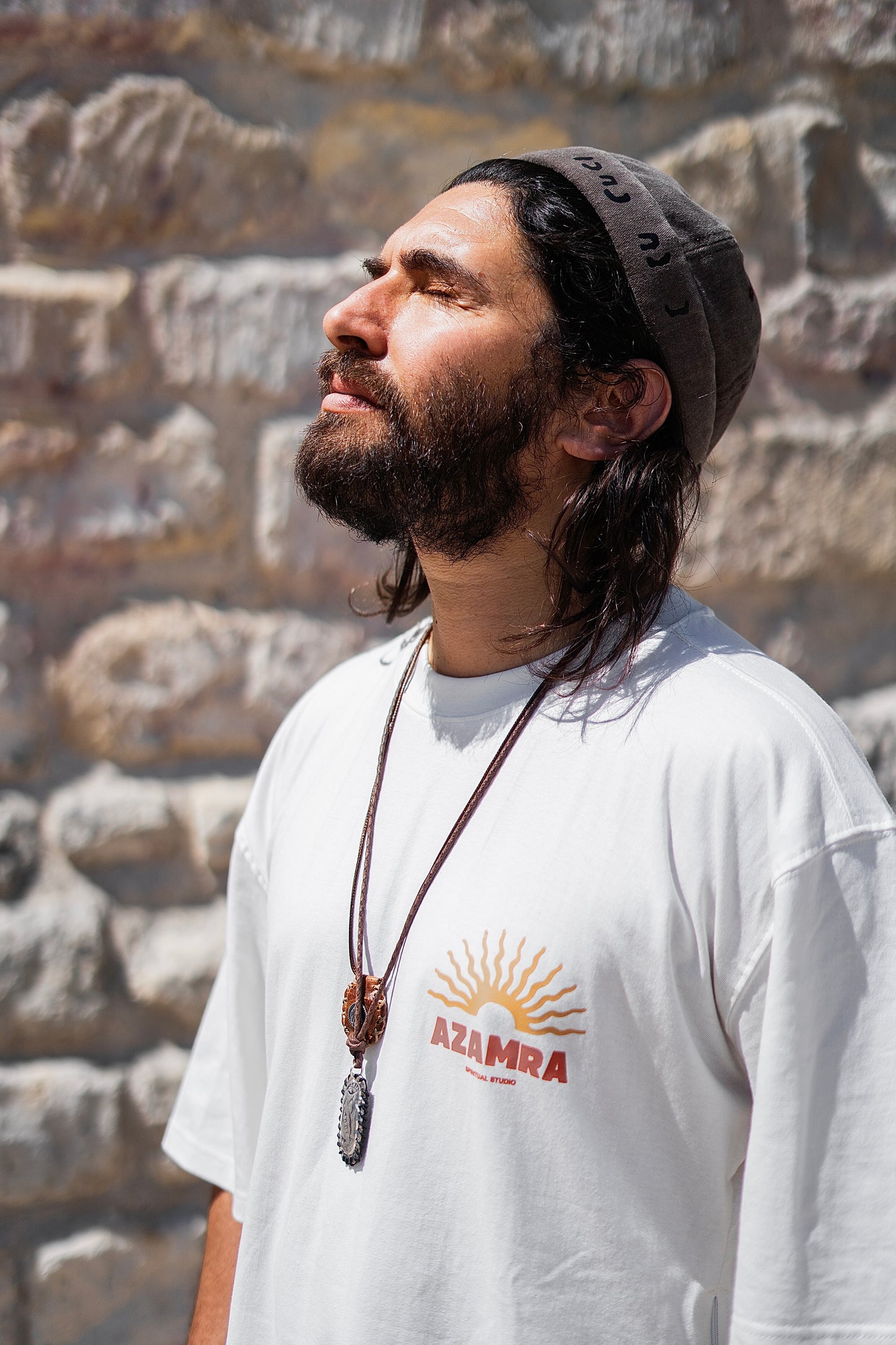 Zoom sur le logo soleil côté cœur et la matière coton – T-shirt tsitsit oversize blanc qui invite à la spiritualité breslev
