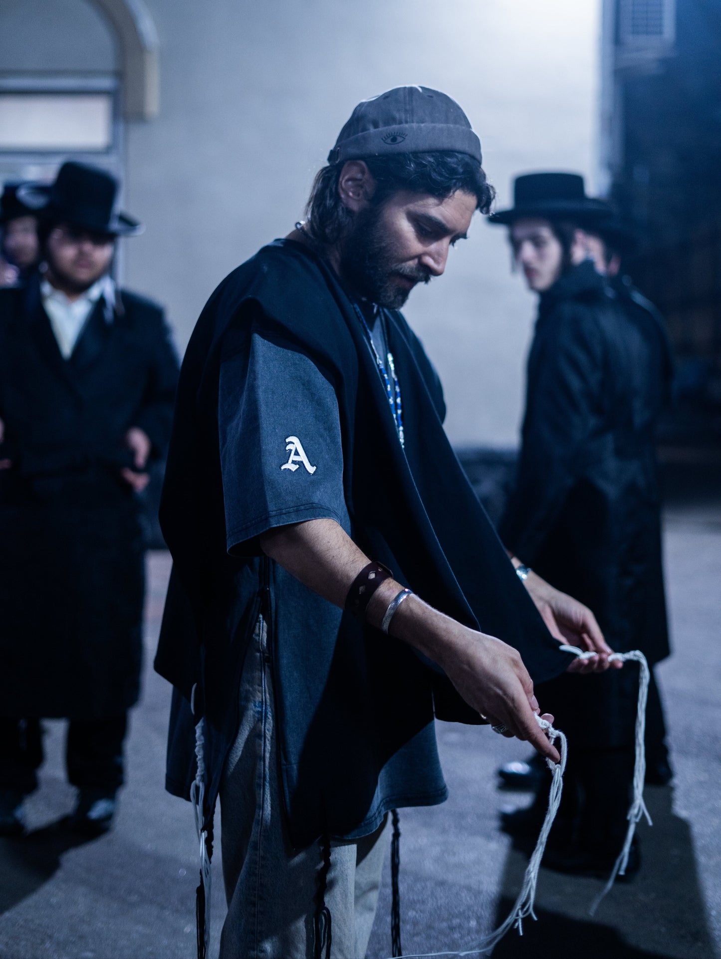 Porté du T-shirt Tsitsit 148 lors d’un rassemblement de hassidim Breslev, alliant tradition et style rock contemporain.