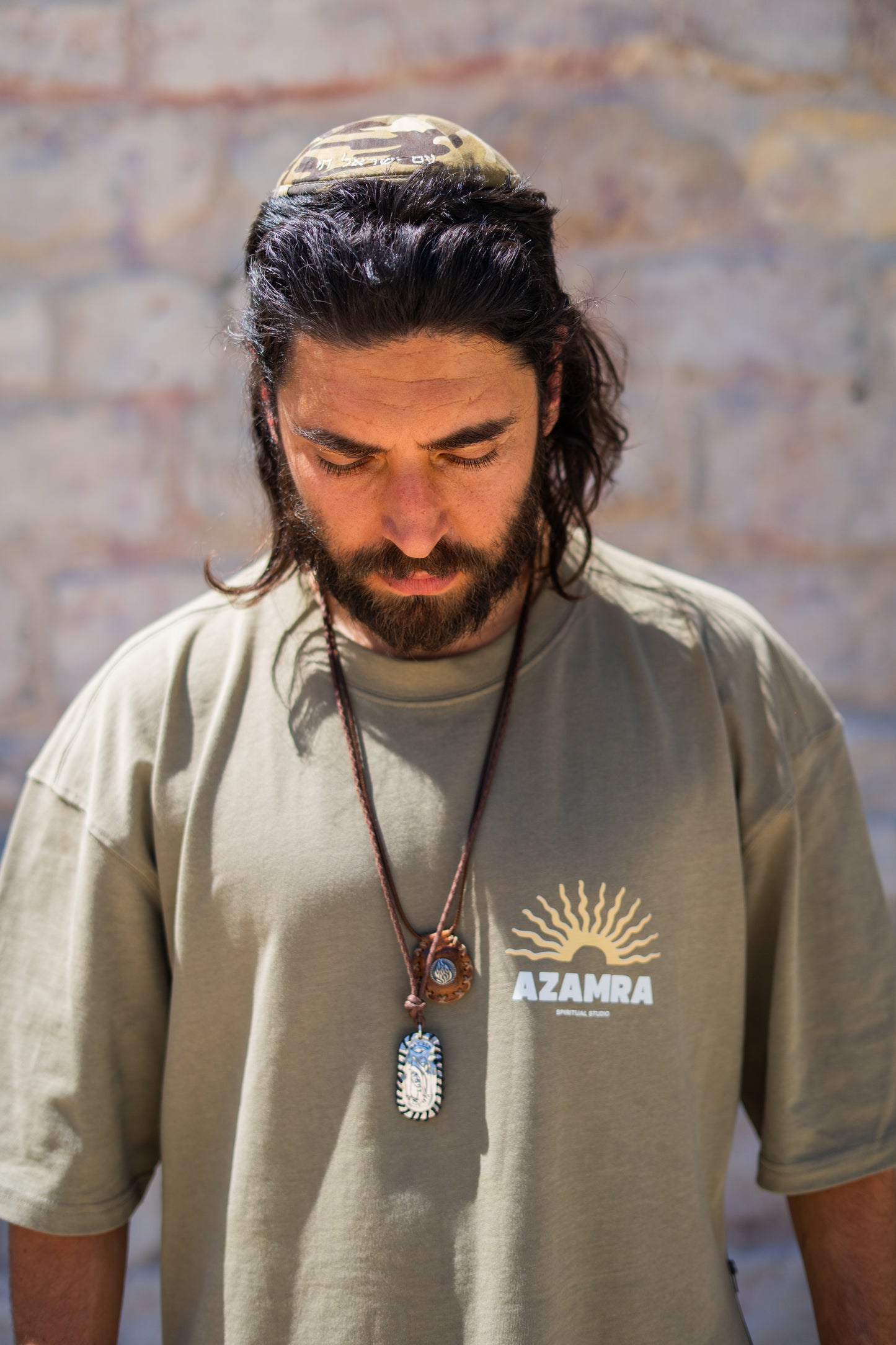 Focus sur un t-shirt oversize kaki avec un logo cœur soleil – talith katan revisité