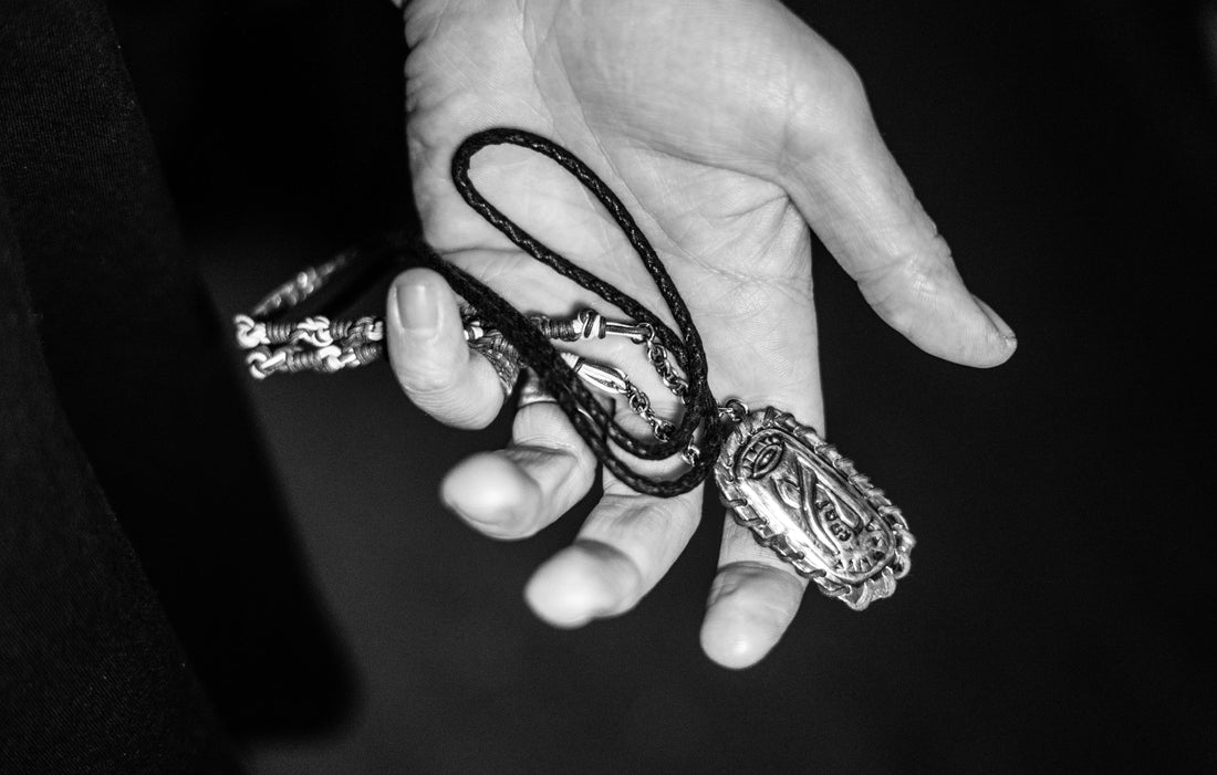 collier breslev avec le petek de rabbi nahman a l'interieur