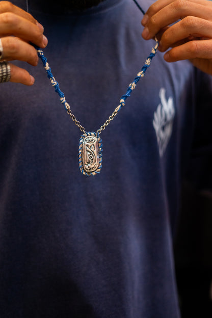 Homme portant un collier Petek Tsitsit bleu avec fils de Téhelet – bijou spirituel Breslev avec ségoula de Rabbi Nahman