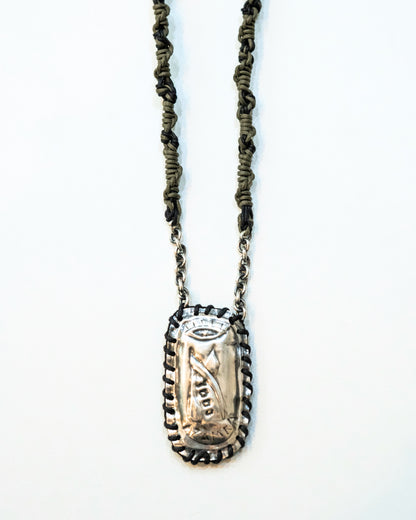 Collier Petek Tsitsit kaki vu de face – plaque en métal argenté gravée Azamra Nahman, ségoula de Rabbi Nahman de Breslev