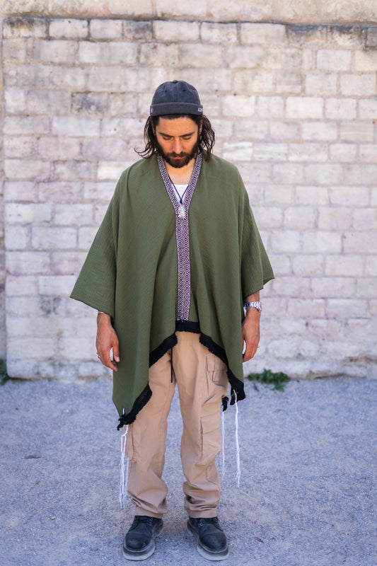 homme avec un poncho tsitsit kaki