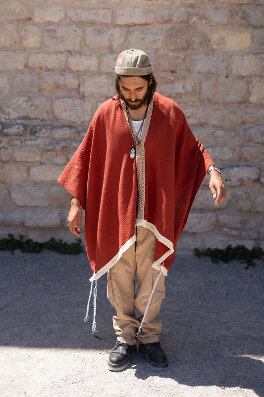 poncho tsitsit rouge avec motif ethnique
