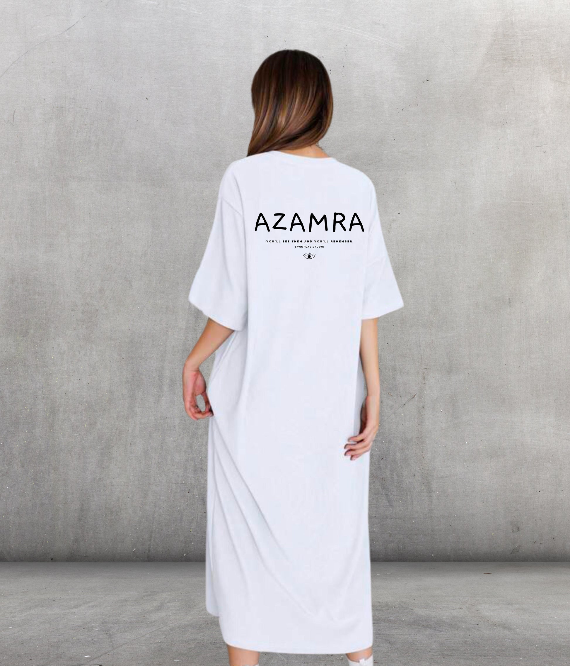 Robe t-shirt blanche Azamra avec grand logo noir streetwear et œil de la Torah dans le dos, coupe tsniout oversize