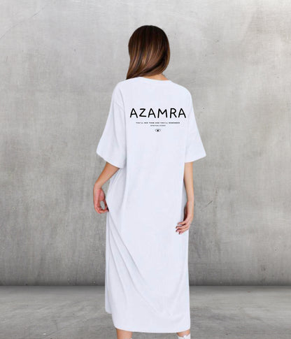 Robe t-shirt blanche Azamra avec grand logo noir streetwear et œil de la Torah dans le dos, coupe tsniout oversize