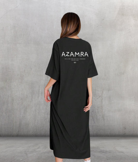 Robe t-shirt noire Azamra avec grand logo streetwear et œil de la Torah dans le dos, coupe tsniout oversize sous le genou