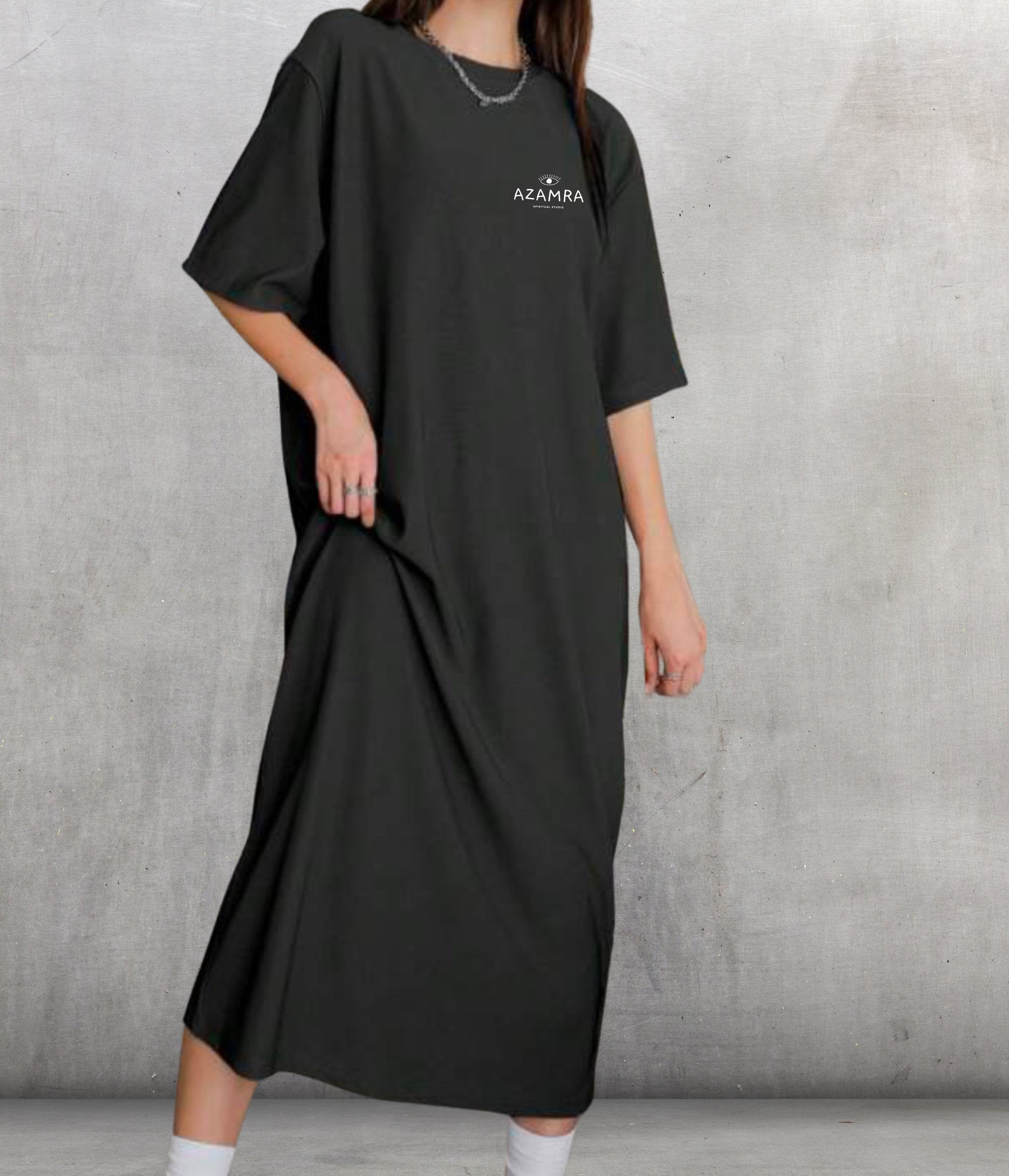 Robe t-shirt tsniout noire Azamra, coupe oversize, manches au coude, col rond fermé, logo œil de la Torah côté cœur