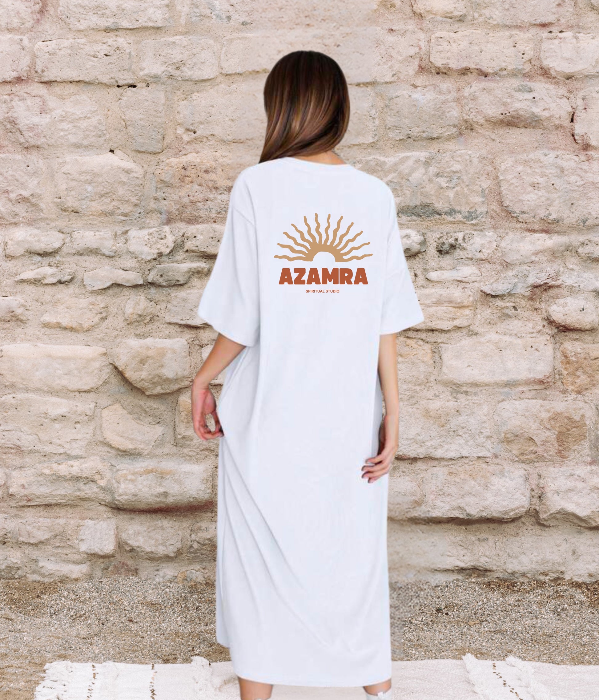 Dos de la robe Shemesh blanche, grand logo soleil illustré, design bohème