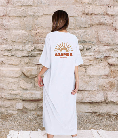 Dos de la robe Shemesh blanche, grand logo soleil illustré, design bohème