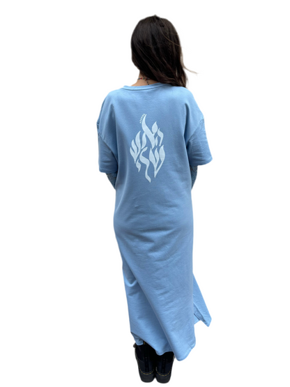 Dos de la robe Aesh Sheli bleue, logo imprimé grand format et manches en dentelle doublée