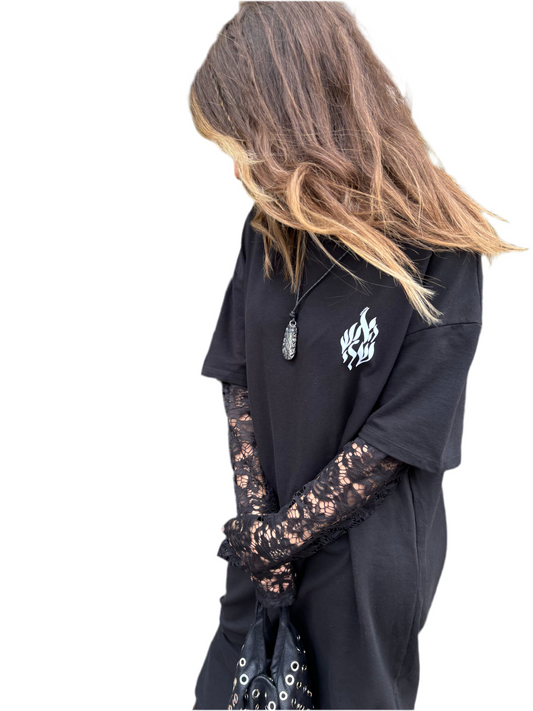 Robe tsniout Aesh Sheli noire, manches courtes et longues en dentelle, petit logo poitrine