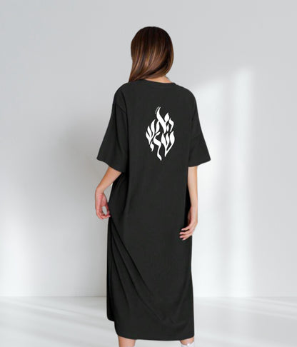 Robe t-shirt tsniout noire vue de dos, logo Aesh Sheli grand format, longueur sous genou chez Azamra148