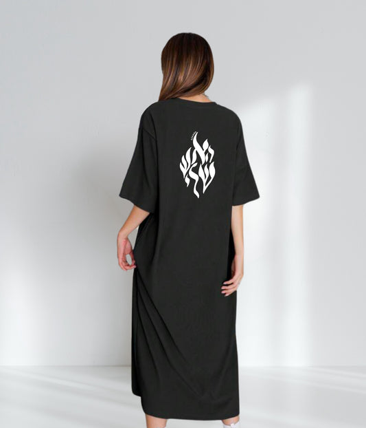 Robe t-shirt tsniout noire vue de dos, logo Aesh Sheli grand format, longueur sous genou chez Azamra148