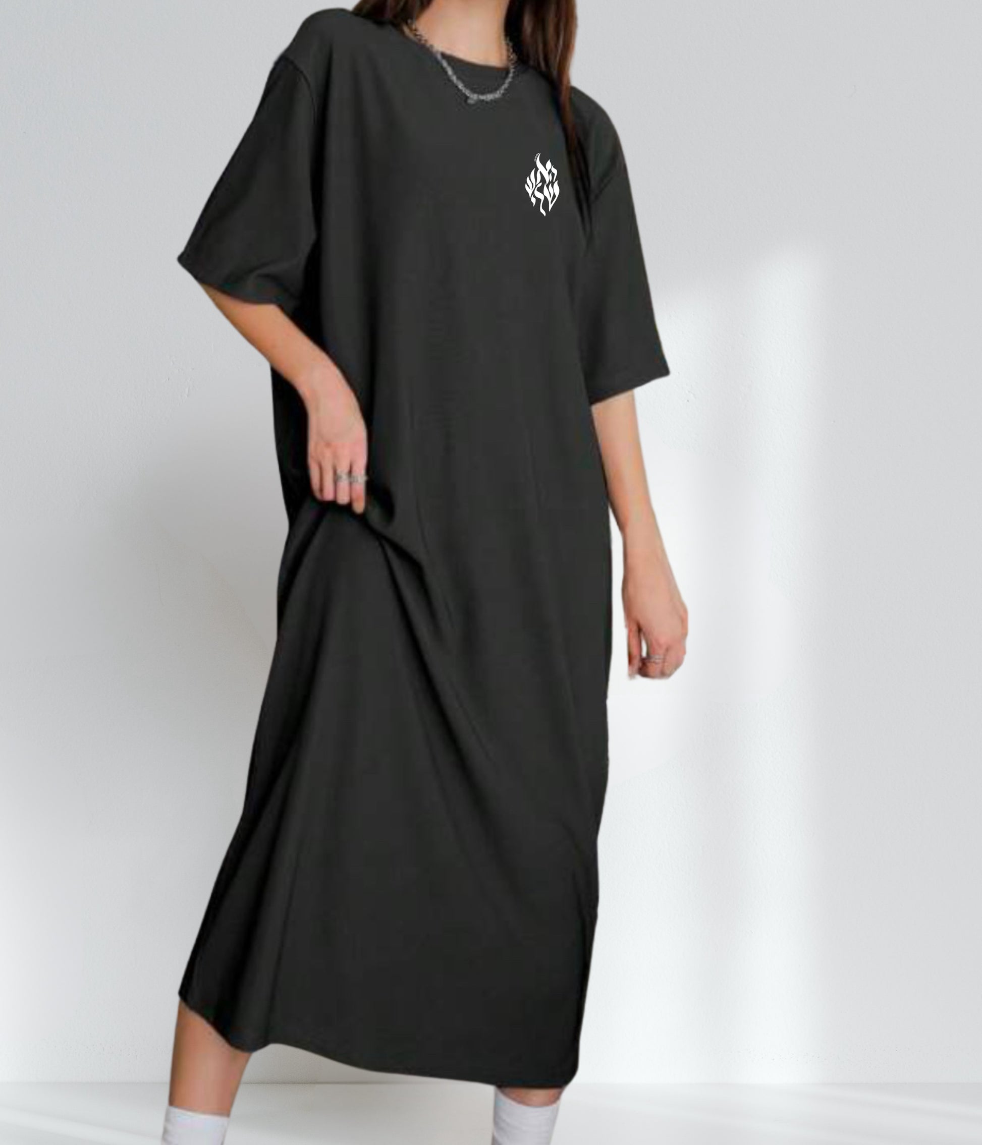Robe tsniout noire vue de face, col rond, manches au coude, logo cœur Aesh Sheli – Azamra148