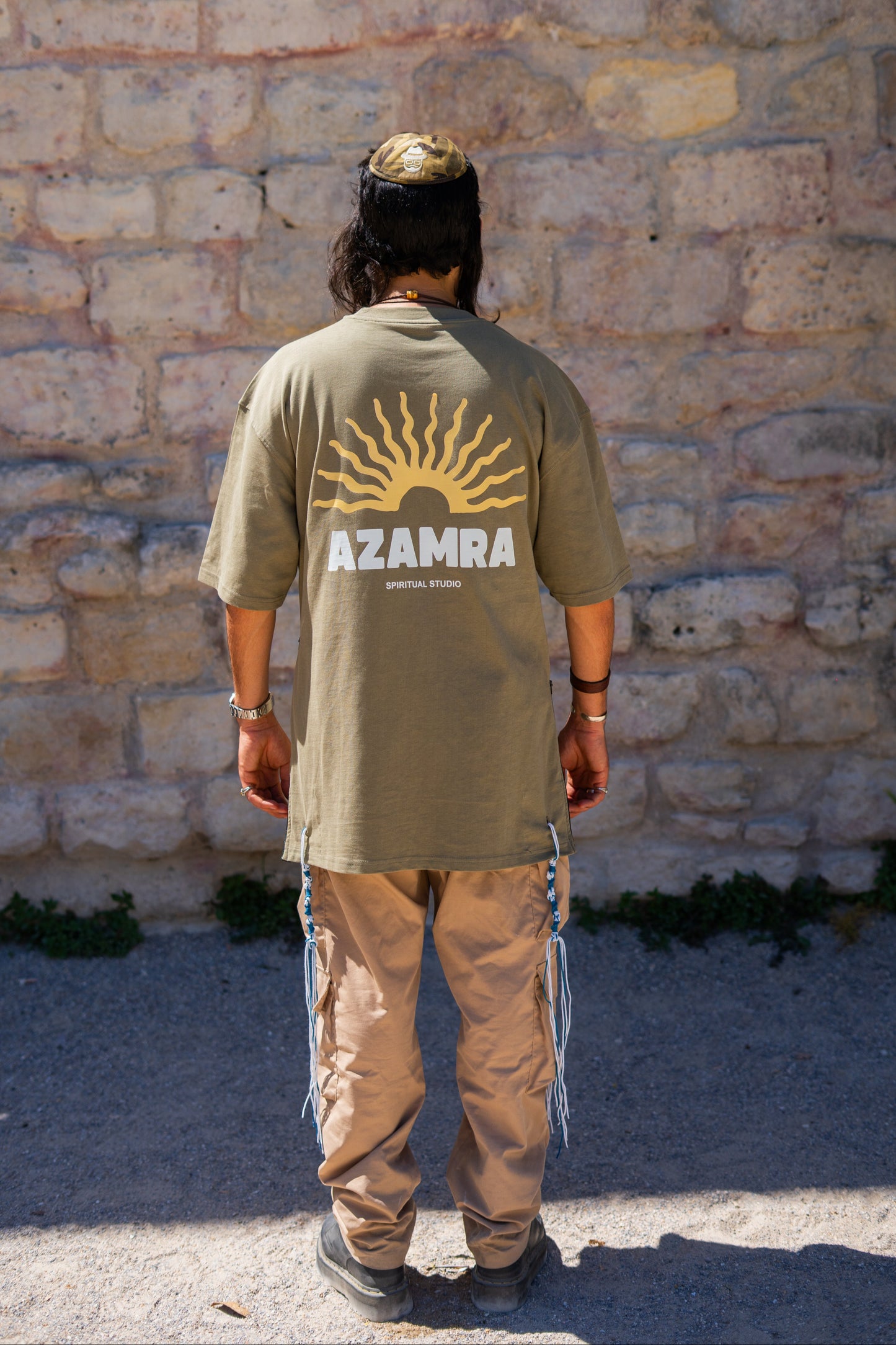 Vue arrière du T-shirt tsitsit kaki – grand logo bohème soleil illustré