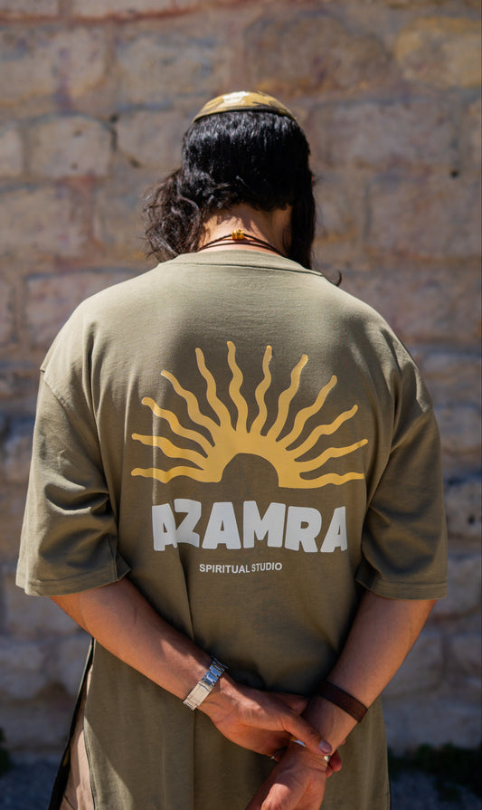 Focus sur le dos graphique du T-shirt Shemesh kaki – motif bohème inspiré chez azamra