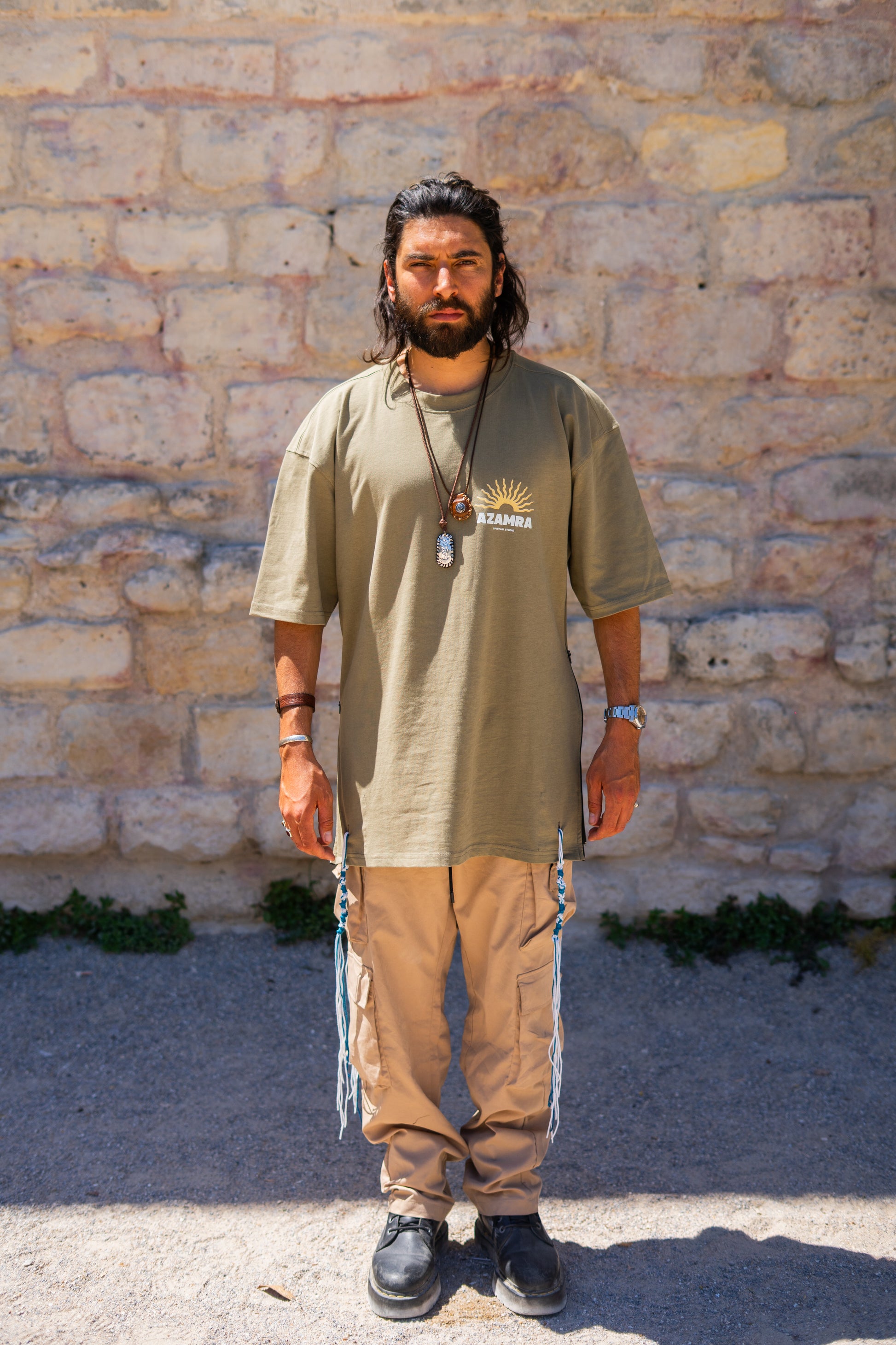T-shirt oversize Shemesh kaki vu de face – coupe streetwear, logo cœur chez Azamra