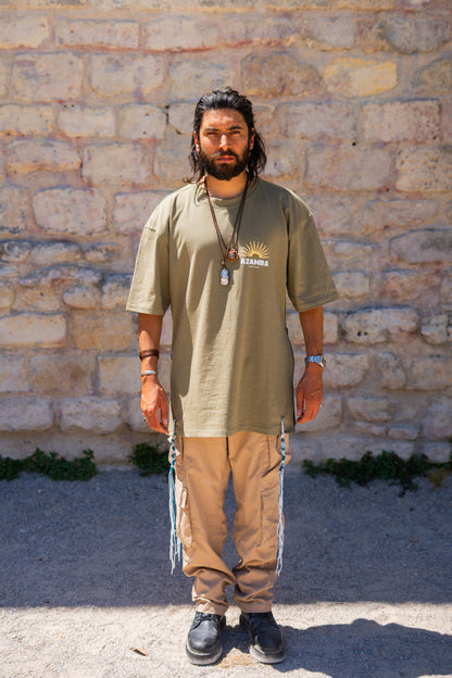 T-shirt oversize Shemesh kaki vu de face – coupe streetwear, logo cœur chez Azamra