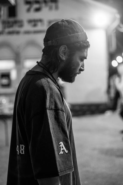 Homme portant le T-shirt Tsitsit 148 devant le kever de Rabbi Nahman à Uman, symbole de foi et d’engagement Breslev.