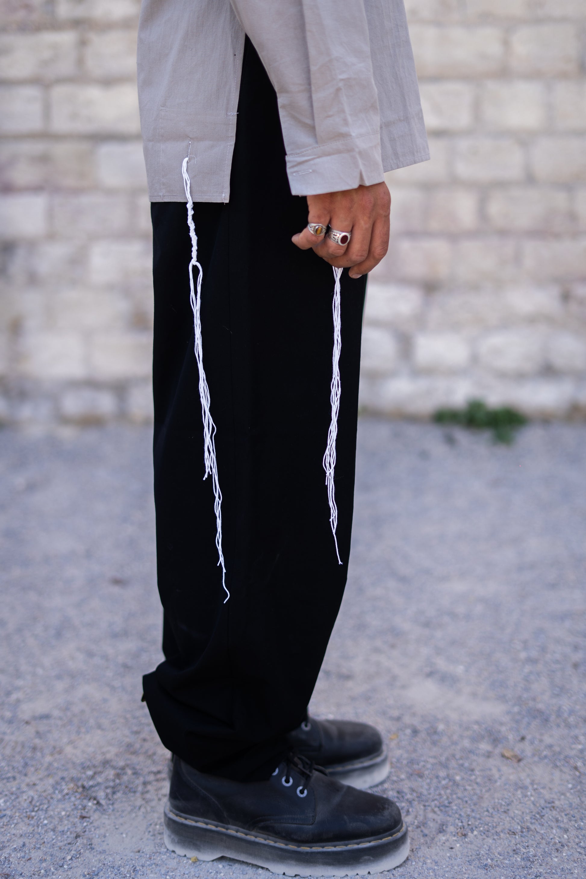 Focus sur les tsitsit blancs – intégrés à la tunique boho beige