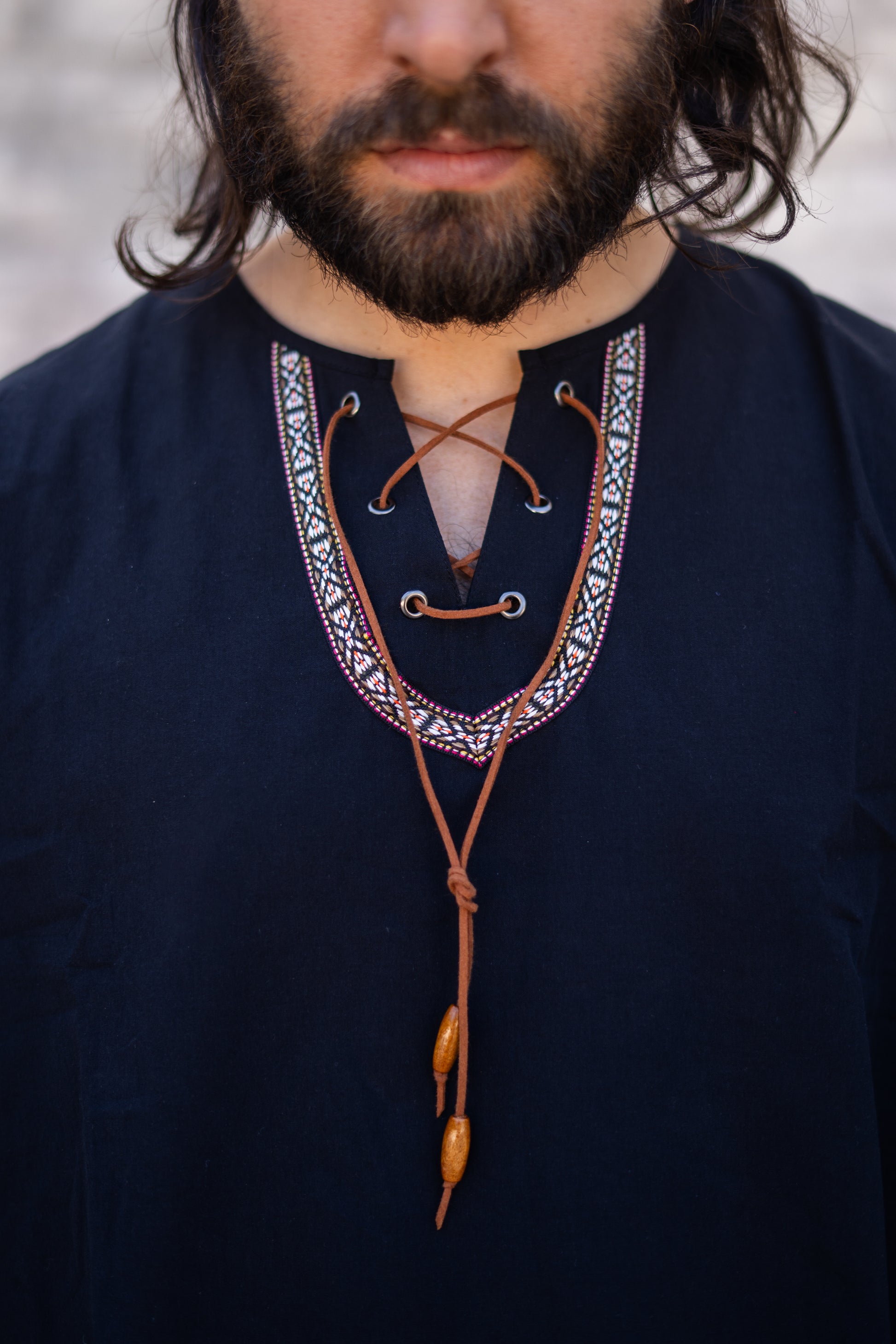 Gros plan sur le col brodé avec cordon perlé – esprit hippie bohème