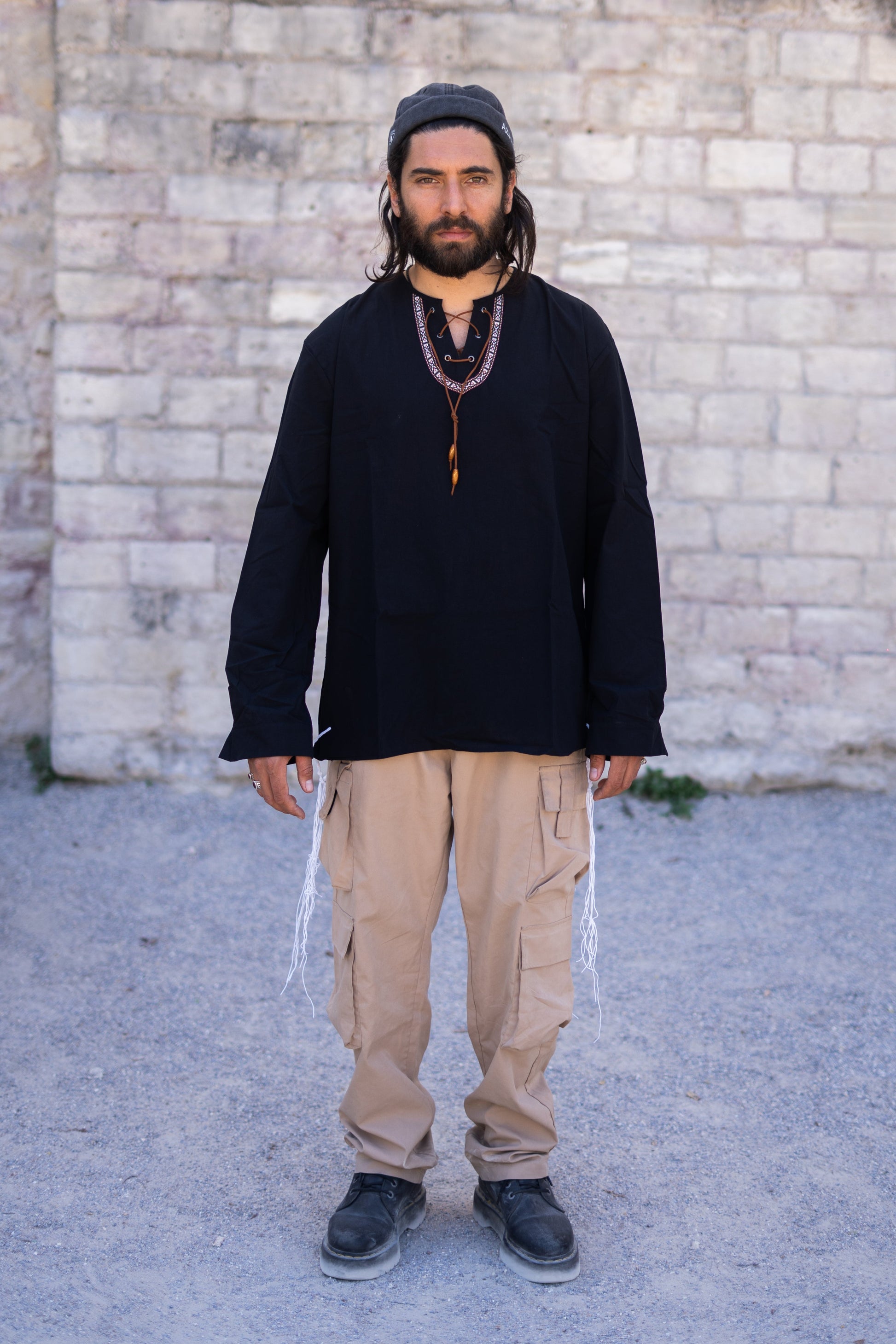 Tunique Tsitsit Bamidbar noire portée de face – style bohème-hippie, coupe fluide