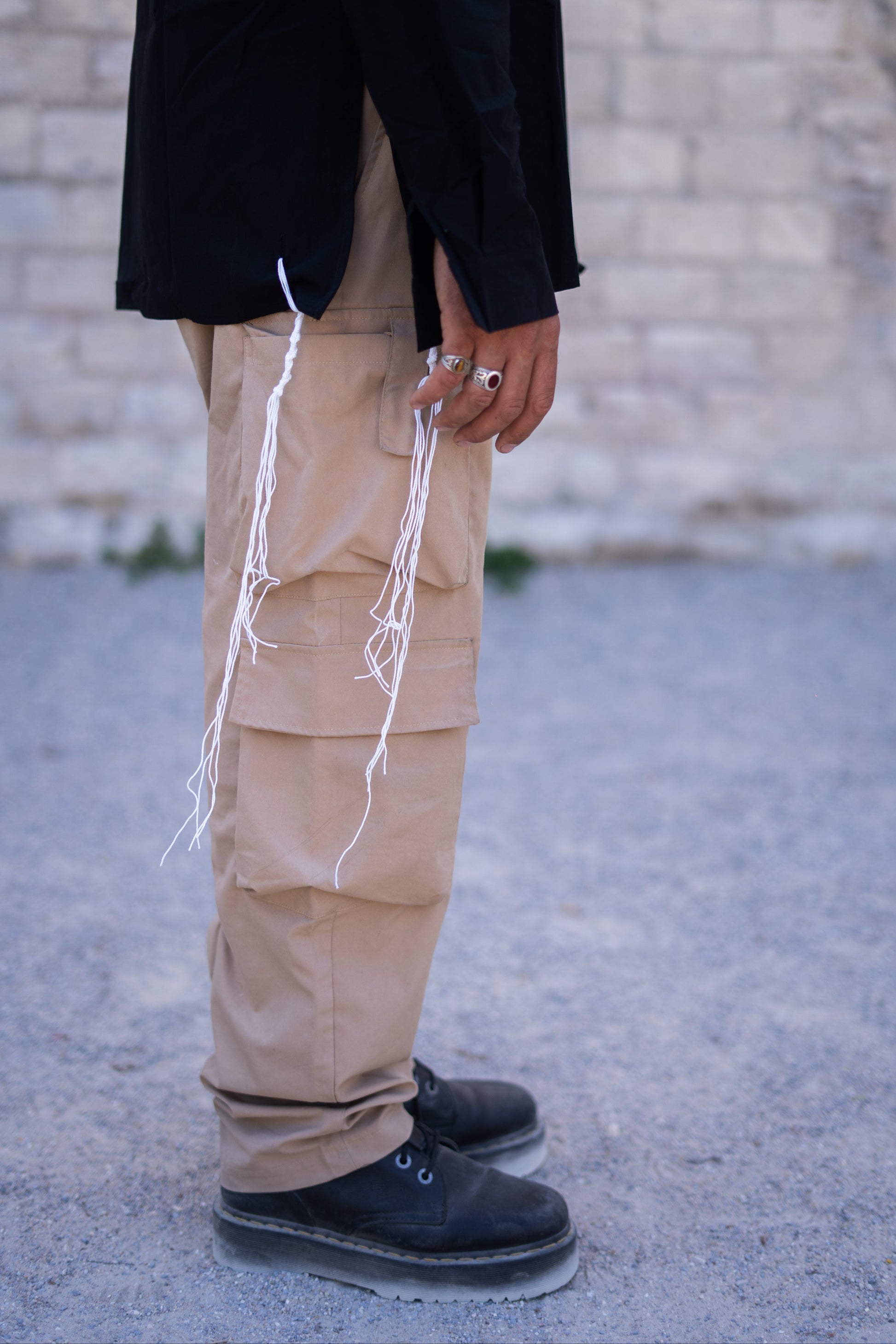 Zoom sur les tsitsit blancs cacher sortant de la tunique – conformité halakhique